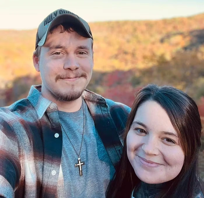 Amanda Foster junto a su pareja en una fotografía al aire libre