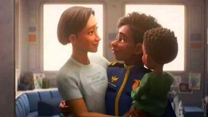 Escena de animación con dos adultos y un niño juntos en un espacio interior